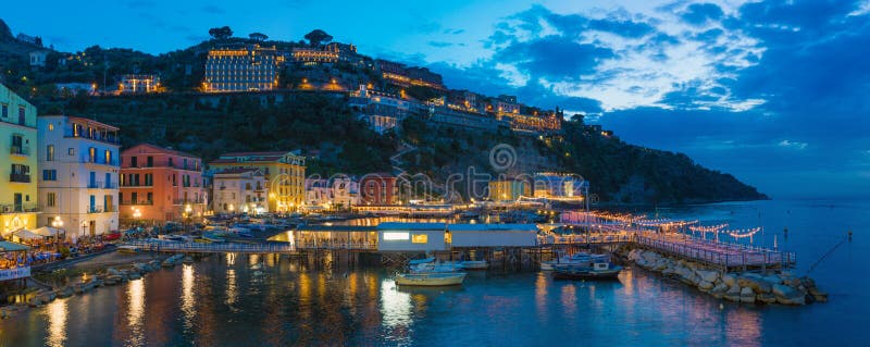 Panoramische nachtmening van Jachthaven grande in Sorrento - populaire toeristenbestemming in Italië royalty-vrije stock foto Panoramische nachtmening van Jachthaven grande in Sorrento - populaire toeristenbestemming in Italië royalty-vrije stock foto