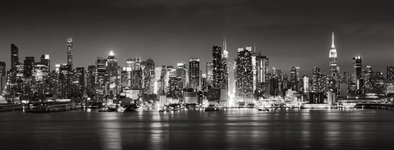Panoramische schwarze u. weiße Ansicht von Stadtmittewestwolkenkratzern nachts Manhattan, New York City