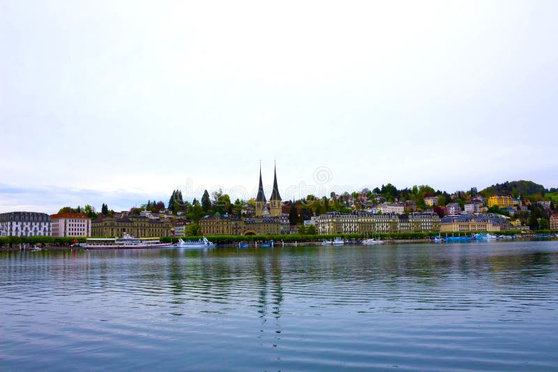 Panoramische Vogelperspektive der Luzerne an einem bewölkten Sommertag lizenzfreie stockfotos Panoramische Vogelperspektive der Luzerne an einem bewölkten Sommertag lizenzfreie stockfotos