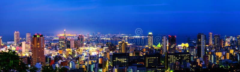 Panoramische Vogelperspektive des Stadtzentrums in Kobe, Japan nachts Blauer Himmel lizenzfreies stockfoto Panoramische Vogelperspektive des Stadtzentrums in Kobe, Japan nachts Blauer Himmel lizenzfreies stockfoto