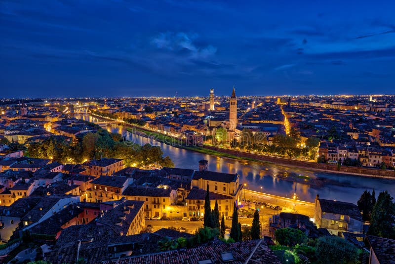 Panoramische Vogelperspektive von Verona, Italien an der blauen Stunde, nach summe stockfotos Panoramische Vogelperspektive von Verona, Italien an der blauen Stunde, nach summe stockfotos