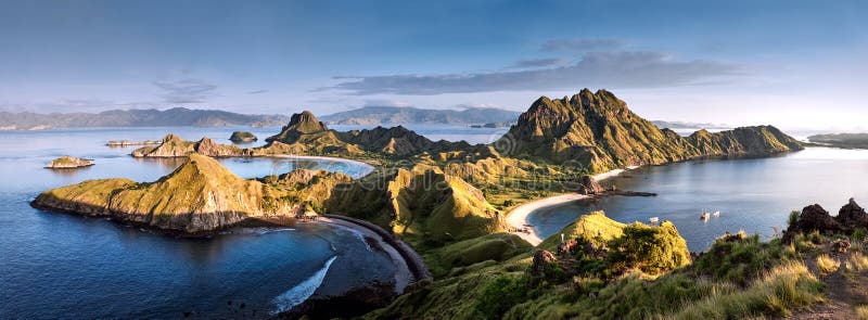 Panoramische warme Ansicht an der Spitze ` Padar-Insel ` im Sonnenaufgangspäten vormittag von Komodo-Insel, Nationalpark Komodo, lizenzfreies stockfoto Panoramische warme Ansicht an der Spitze ` Padar-Insel ` im Sonnenaufgangspäten vormittag von Komodo-Insel, Nationalpark Komodo, lizenzfreies stockfoto