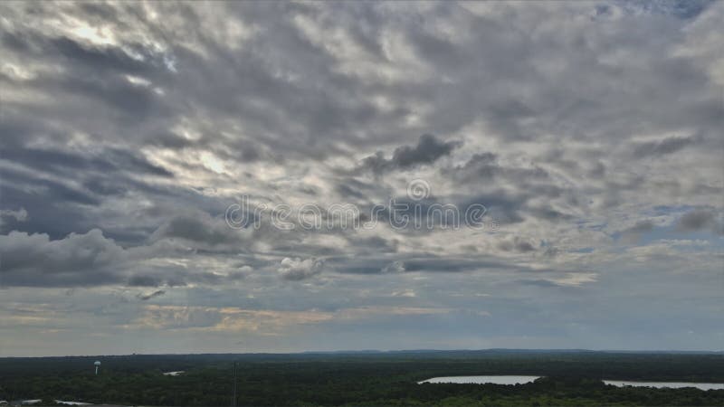 Panoramische weergave van de tijdlijnen van wolken die in de lucht zweven
