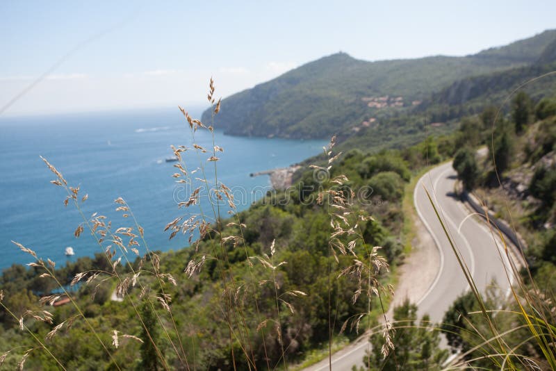 Panoramische weg langs de mediterrane kust royalty-vrije stock afbeeldingen Panoramische weg langs de mediterrane kust royalty-vrije stock afbeeldingen