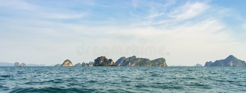Panoramische zeegezichtmening van oceaan op tropische eilanden met klippen stock afbeeldingen Panoramische zeegezichtmening van oceaan op tropische eilanden met klippen stock afbeeldingen