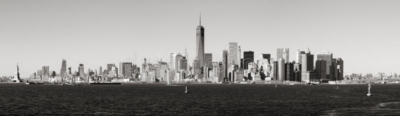 Panoramische Zwarte & Witte mening van Lower Manhattanwolkenkrabbers van de Haven van New York De Stad van New York stock fotografie Panoramische Zwarte & Witte mening van Lower Manhattanwolkenkrabbers van de Haven van New York De Stad van New York stock fotografie