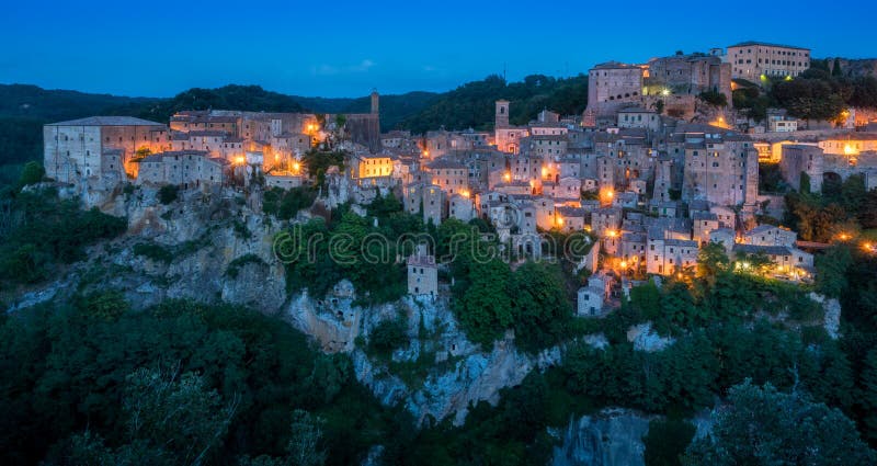 Panoramischer Anblick von Sorano am Abend, in der Provinz von Grosseto, Toskana Toskana, Italien stockfotografie Panoramischer Anblick von Sorano am Abend, in der Provinz von Grosseto, Toskana Toskana, Italien stockfotografie