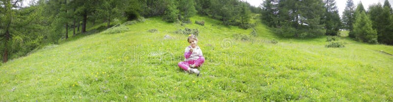 Panoramisches Foto von Berglandschaft in Veltlin, kleines Mädchen