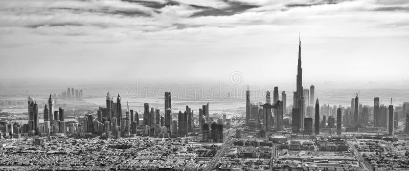 Panoramisk antennsyn på Dubai skyline i svartvitt, Förenade Arabemiraten royaltyfri bild Panoramisk antennsyn på Dubai skyline i svartvitt, Förenade Arabemiraten royaltyfri bild