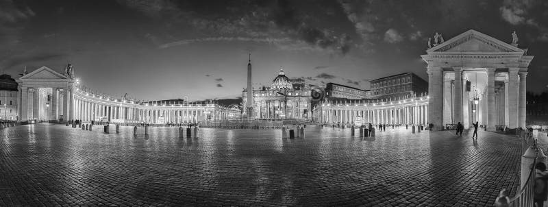 Panoramisk nattvy av St Peter& x27;s square i Rom, Italien royaltyfria foton Panoramisk nattvy av St Peter& x27;s square i Rom, Italien royaltyfria foton