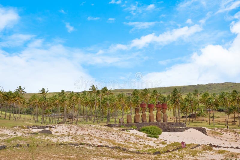 Panoramisk syn på palmgroven vid anakena-stranden och moai-statyer vid ahu Nonao-ceremonialcentret på påsk fotografering för bildbyråer