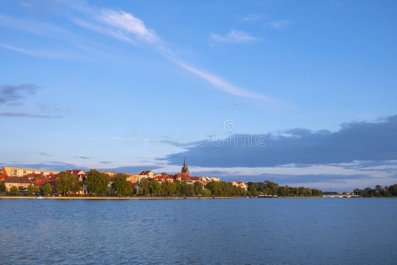 Panoramisk syn på älkstaden vid sjön elckie