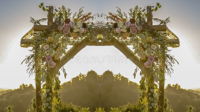 Panoramy Chuppah przy zmierzchem w Kalifornia ślubie i kwiat