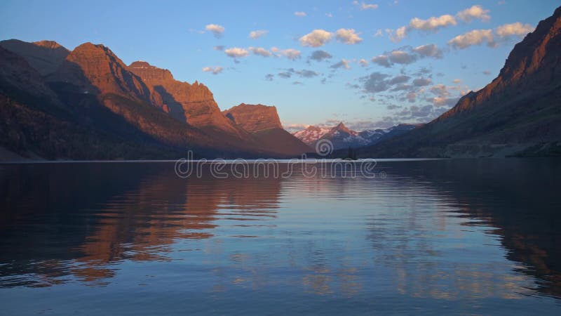 Panorera sikt av St Mary Lake Glacier National Park på soluppgångtimmen