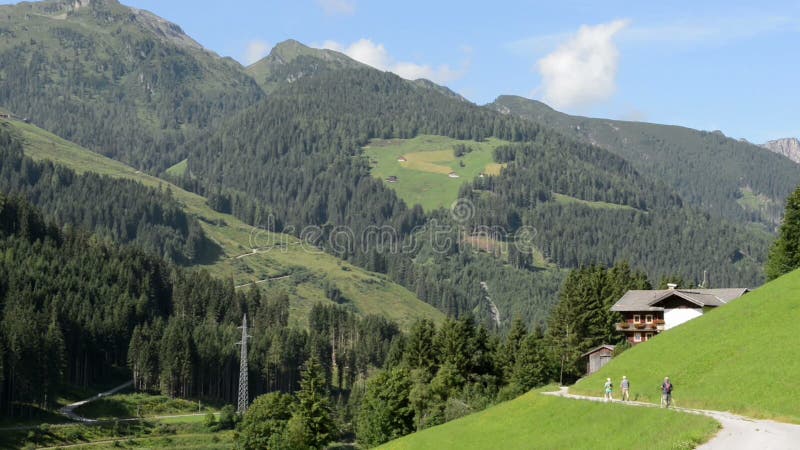 Panormaic-Ansicht über gerlostal Tal mit Wanderweg und europäischen Alpen (Österreich)