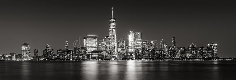 Panorámico de rascacielos financieros del distrito de New York City en la igualación de negro y de blanco fotos de archivo Panorámico de rascacielos financieros del distrito de New York City en la igualación de negro y de blanco fotos de archivo