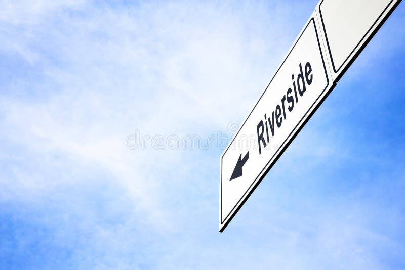 Panou care indică spre partea de sus a râului stock image