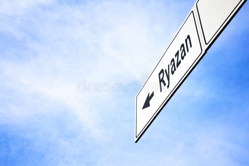 Panou care indică spre Ryazan. Panou alb cu o săgeată îndreptată spre stânga spre oblastul ryazan ryazan Rusia împotriva unui cer albastru tulbure într-un concept de navigație și direcție de călătorie. cale inclusă