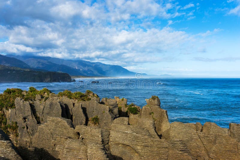 Rochas em forma de panquecas no Parque Nacional de Paparoa, Punakaki imagens de stock