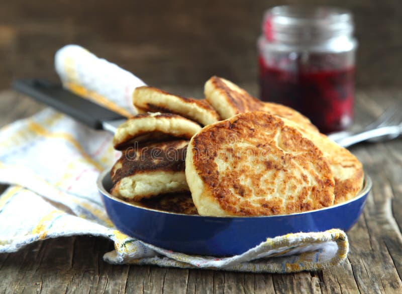 Panquecas de queijo caseiras imagem de stock