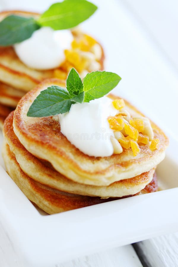 Panquecas com natas fotos de stock