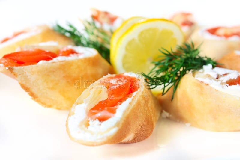 Panquecas com salmão salgado e queijo feta imagens de stock royalty free