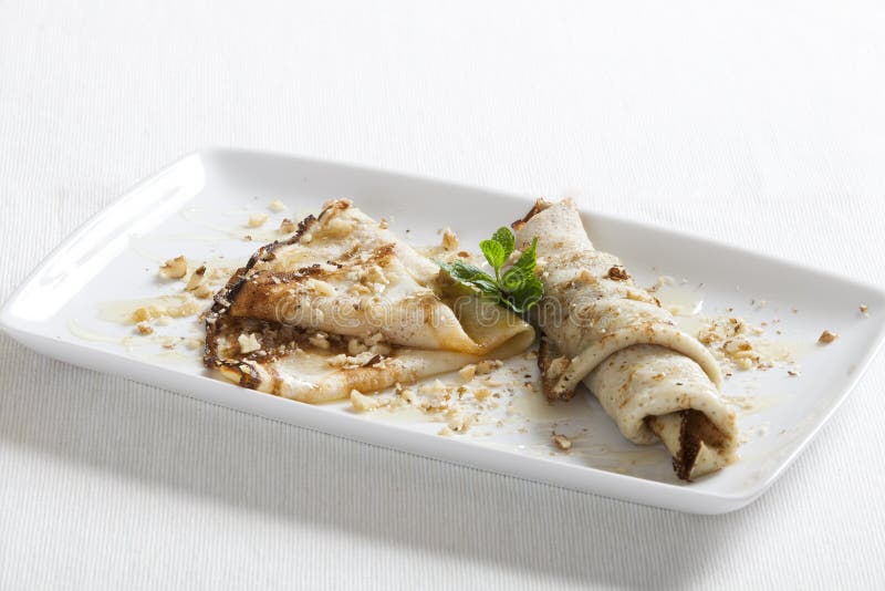 Panquecas deliciosas com mel e nozes imagens de stock royalty free