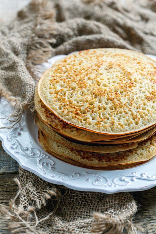Panquecas deliciosas em uma placa branca foto de stock Panquecas deliciosas em uma placa branca foto de stock