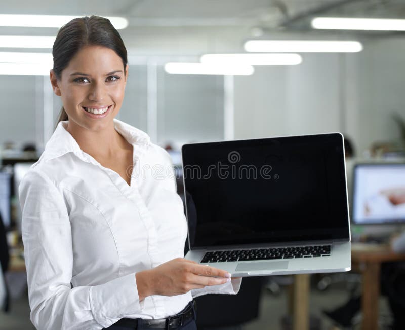 Pantalla portátil para mujeres de negocios y presentación en la oficina para la tecnología de la información y el registro en el s imagenes de archivo