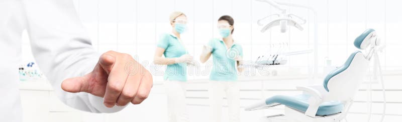 Pantalla táctil de la mano del dentista en clínica dental con la silla del ` s del dentista libre illustration Pantalla táctil de la mano del dentista en clínica dental con la silla del ` s del dentista libre illustration