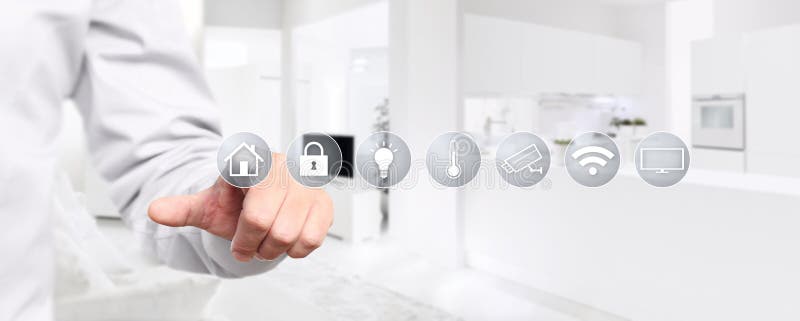 Pantalla táctil elegante de la mano de la automatización casera con símbolos en interior foto de archivo libre de regalías Pantalla táctil elegante de la mano de la automatización casera con símbolos en interior foto de archivo libre de regalías