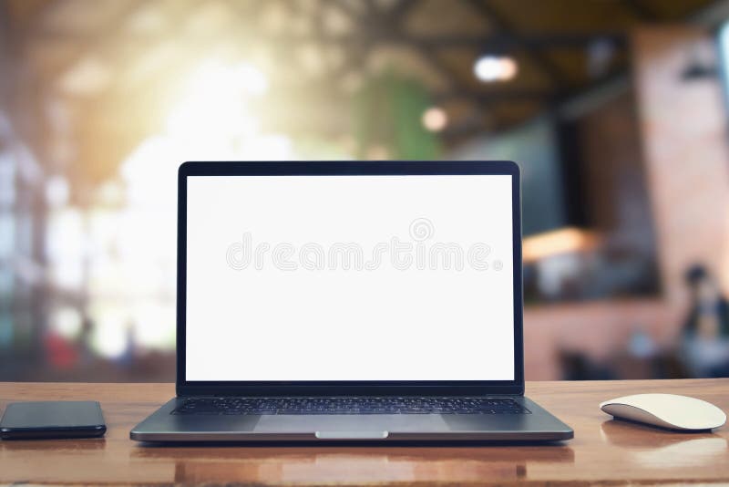 Pantalla y móvil blancos del espacio en blanco del ordenador portátil en la tabla en café fotografía de archivo