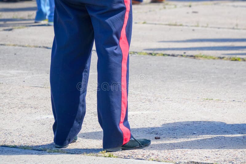 Pantalones Con Una Raya En El Militar Foto de - Imagen de militar, persona: 153995548