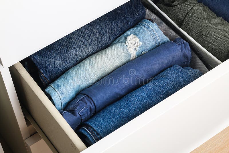 Ropa Perfectamente Doblada Por Método Almacenamiento Vertical Konmari. Dos Cajas  Organizadoras Con Ropa De Color Pastel Foto de archivo - Imagen de ropas,  concepto: 193397684