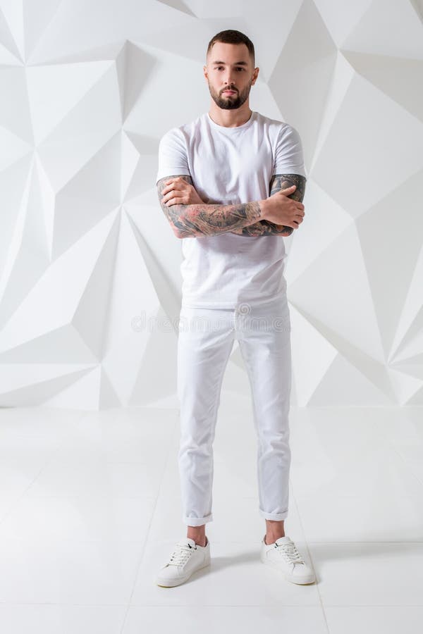 Pantalones Que Llevan Del Hombre Hermoso Camiseta Blanca Foto de archivo - Imagen de cara, atractivo: 89593496