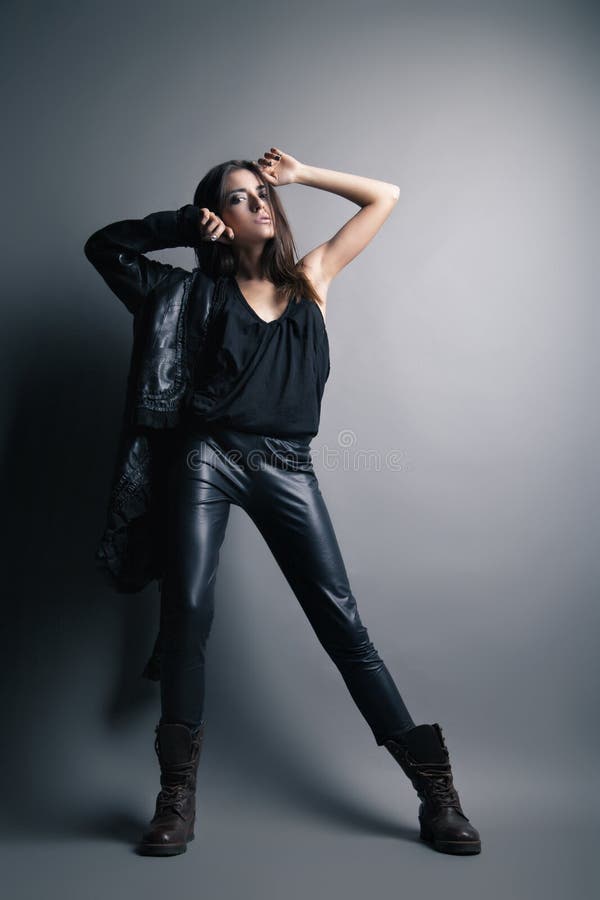 Pantaloni e rivestimento di cuoio d'uso del modello di moda fotografie stock Pantaloni e rivestimento di cuoio d'uso del modello di moda fotografie stock