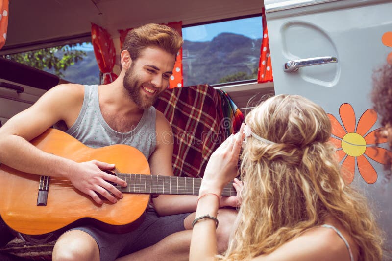 Pantaloni a vita bassa che giocano chitarra per le ragazze fotografie stock libere da diritti Pantaloni a vita bassa che giocano chitarra per le ragazze fotografie stock libere da diritti