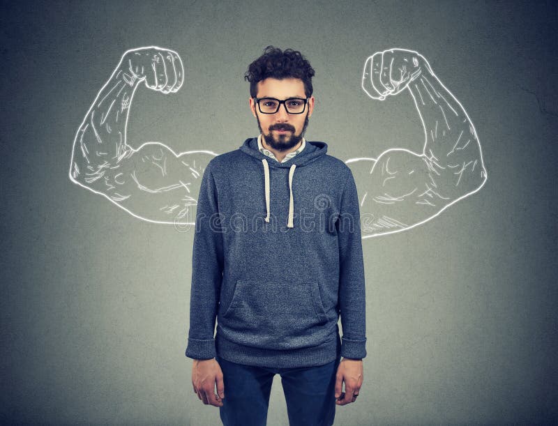 Pantaloni a vita bassa sicuri dell'uomo forte sul fondo della parete immagini stock libere da diritti Pantaloni a vita bassa sicuri dell'uomo forte sul fondo della parete immagini stock libere da diritti