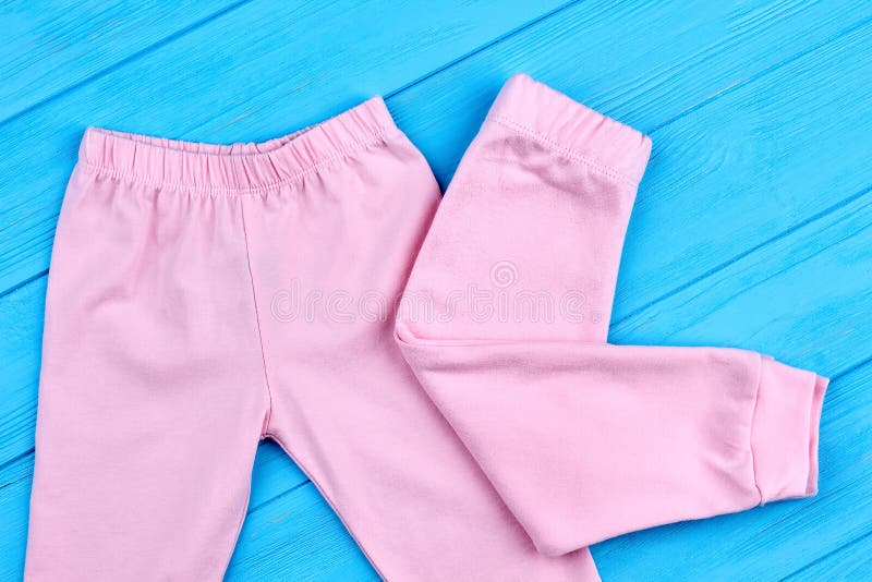 Pantalons roses à la mode pour de petites filles photo libre de droits