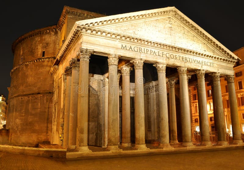 Vista notturna del Pantheon, a Roma.