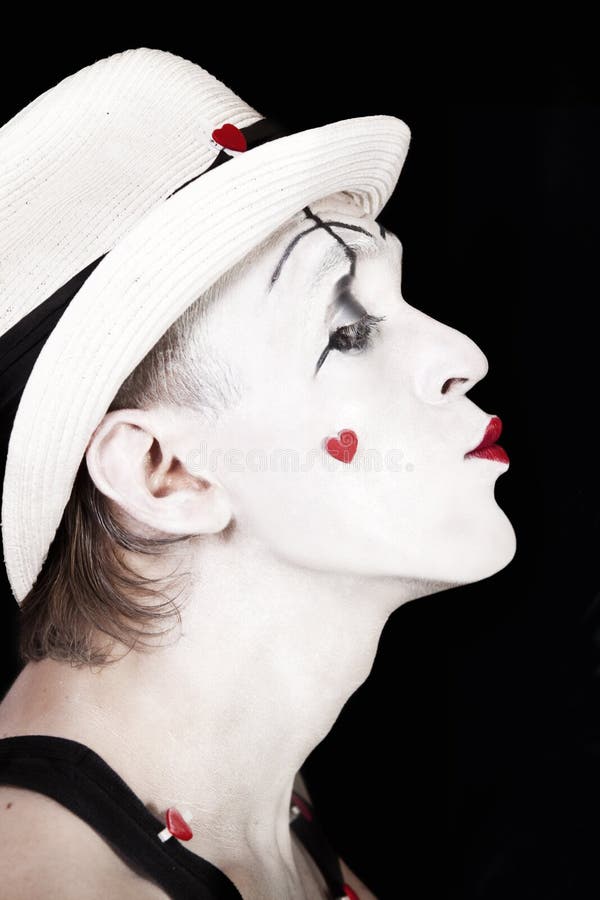 Pantomimi con cappello bianco su sfondo nero fotografie stock