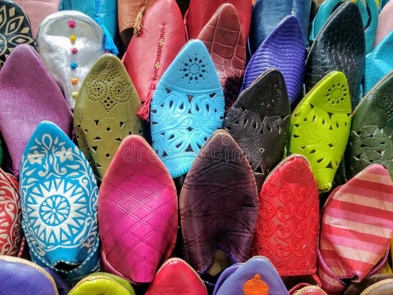 Pantoufles ou chaussures traditionnelles colorées à un bazar marocain à Marrakech photos stock Pantoufles ou chaussures traditionnelles colorées à un bazar marocain à Marrakech photos stock
