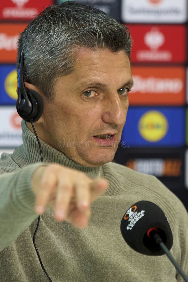 PAOK:s presskonferens FCSB mot PAOK FC UEFA Europa League Fotball Knockout PlayOffs 2nd leg Bukarest Rumänien royaltyfri foto