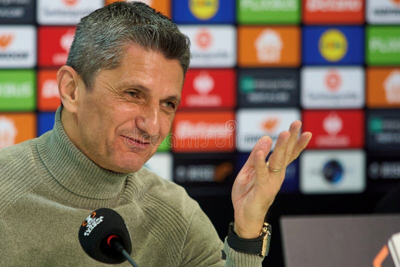PAOK:s presskonferens FCSB mot PAOK FC UEFA Europa League Fotball Knockout PlayOffs 2nd leg Bukarest Rumänien arkivbild