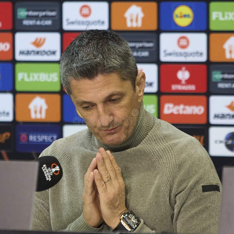 PAOK:s presskonferens FCSB mot PAOK FC UEFA Europa League Fotball Knockout PlayOffs 2nd leg Bukarest Rumänien royaltyfria bilder