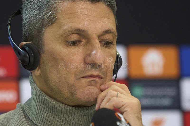 PAOK:s presskonferens FCSB mot PAOK FC UEFA Europa League Fotball Knockout PlayOffs 2nd leg Bukarest Rumänien royaltyfri bild