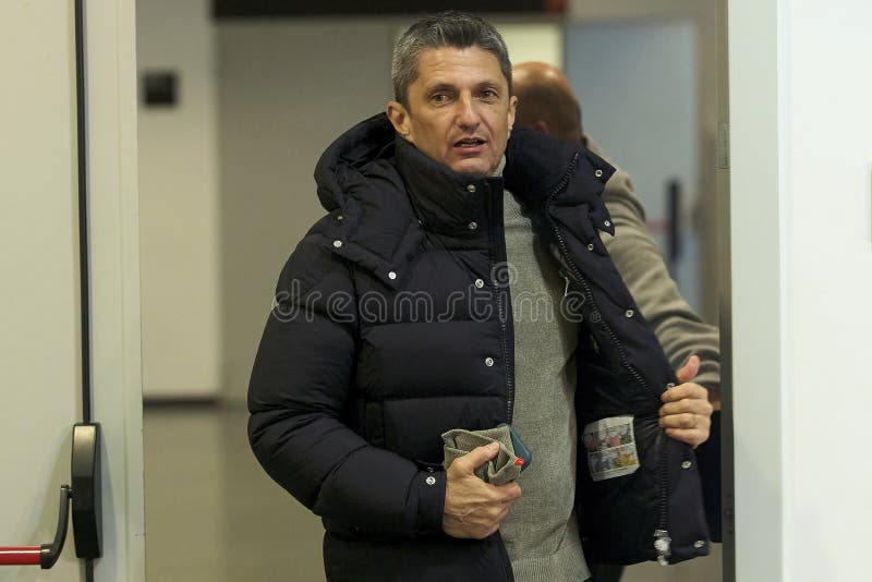 PAOK:s presskonferens FCSB mot PAOK FC UEFA Europa League Fotball Knockout PlayOffs 2nd leg Bukarest Rumänien royaltyfri foto