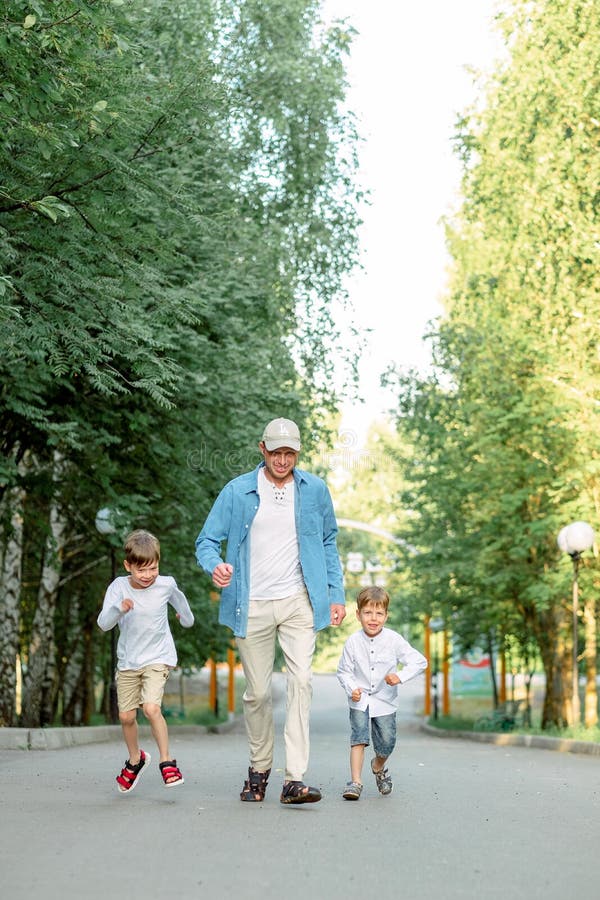 8 Papa Con Dos Hijos Fotos Libres De Derechos Y Gratuitas De Dreamstime 8 Papa Con Dos Hijos Fotos Libres De Derechos Y Gratuitas De Dreamstime