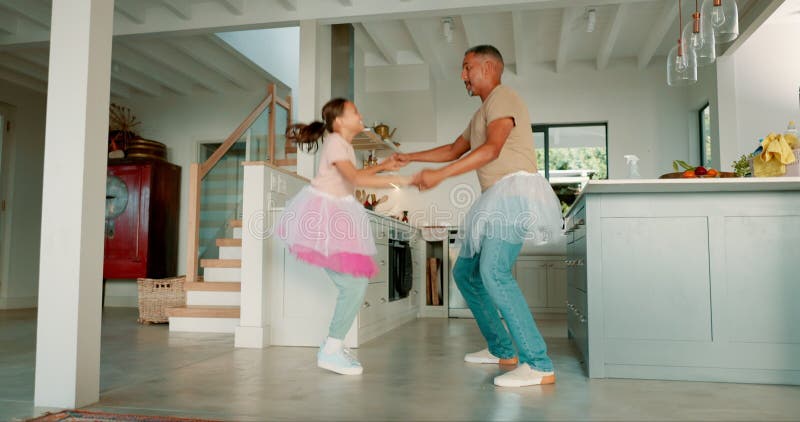 Pap meisje en ballet met dansen thuis en tutu , met zorg en gebak in de keuken. gelukkige vader