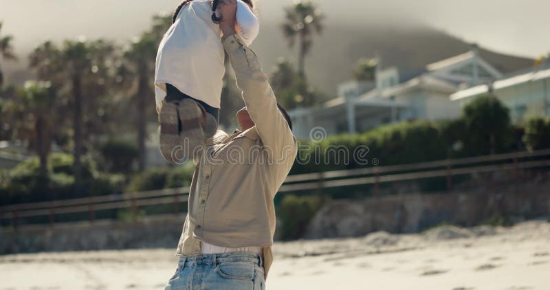 Pap strandplezier en spelen met kind in de lucht met een bonte reis en vakantie in miami buitenshuis. liefdesvader en jong